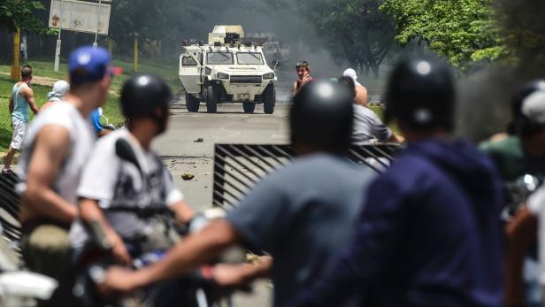 Die Proteste gegen Maduro halten an, in Valencia, der drittgrößten Stadt, meuterten Soldaten.