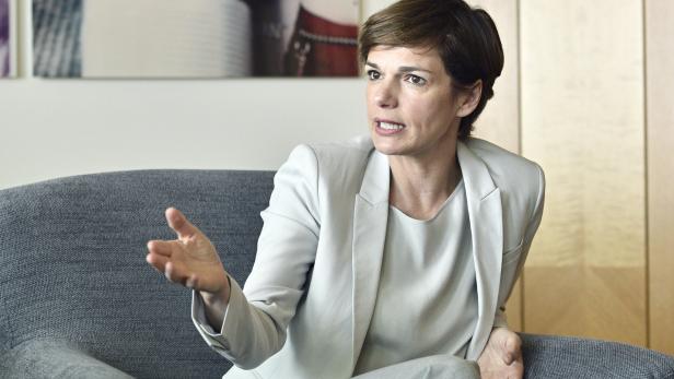 SPÖ-Frauenministerin Pamela Rendi-Wagner will die Frauenquote in allen Management-Ebenen von Unternehmen. Ebenso in der Politik.