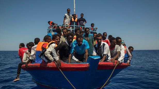 Menschen bei der Flucht über das Mittelmeer