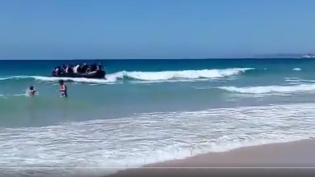 Flüchtlingsboot landet an spanischem Touristenstrand
