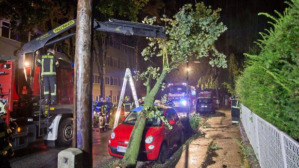 Kräfte der Feuerwehr im Einsatz wegen Schäden nach schweren Unwettern in Baden.