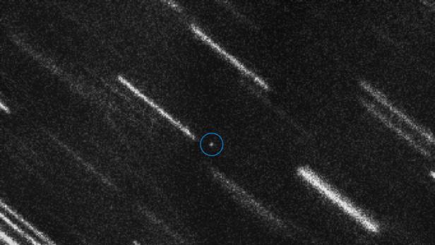Asteroid 2012 TC4 erscheint im Teleskop als winziger Punkt im Universum.