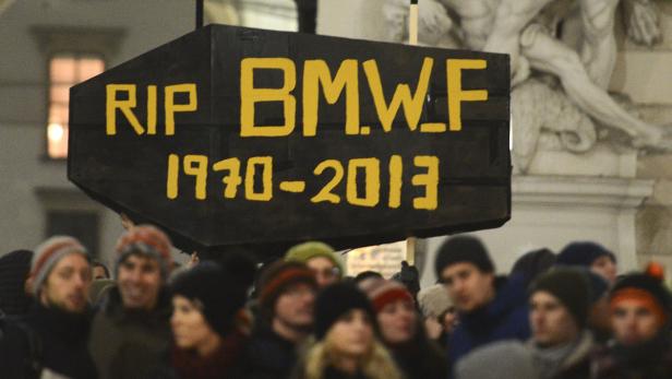 7000 Menschen protestierten gegen die Abschaffung des Wissenschaftsministeriums am Wiener Minoritenplatz