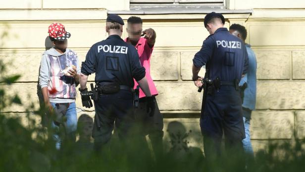 Einsatzkräfte der Polizei während einer Kontrolle in Wien.