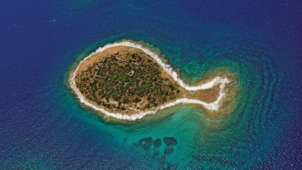 Wie ein Fisch im Wasser schwimmt die Brijuni-Insel Gaz in Kroatien.