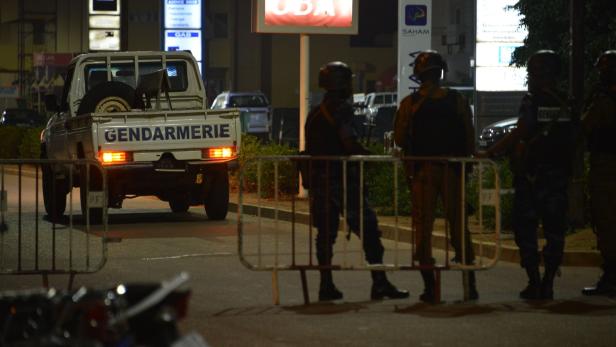 Gendarmerie und Militär kontrollieren in den Straßen in Ouagadougou.