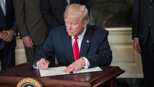 Donald Trump unterschreibt ein Memorandum, das an die Adresse Chinas gerichtet ist.