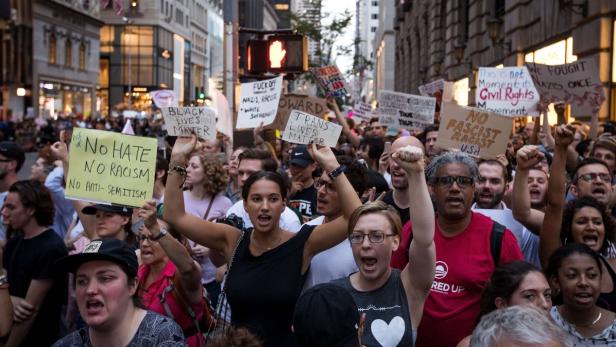 Demonstranten auf der Fifth Avenue nahe des Trump Towers in New York.