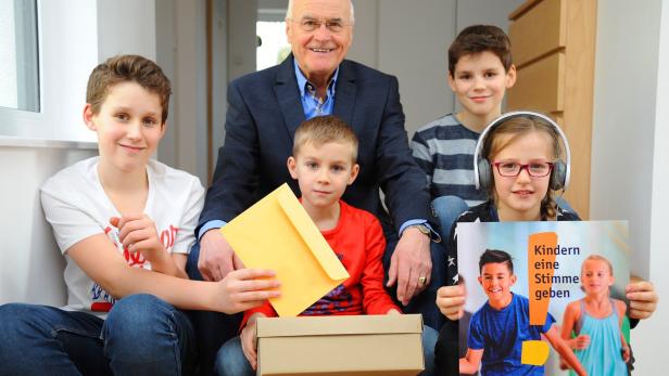 Familienverband-Vorsitzender Josef Grubner mit Enkelkindern.