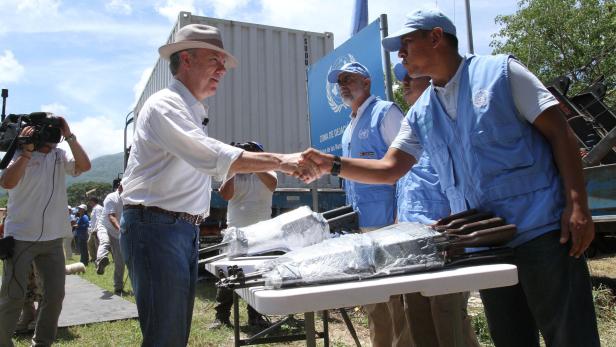 Juan Manuel Santos, Kolumbiens Präsident, mit UNO-Mitarbeitern.