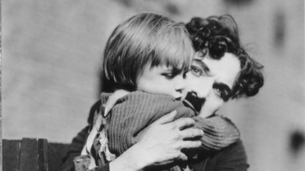 Charlie Chaplin, der Tramp: Der Roman lässt ihn auf die Kindheit bis in die 1920er-Jahre zurückblicken.