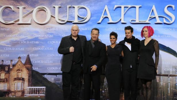 Cast members and directors (R-L) Andy Wachowski, Tom Hanks, Halle Berry, Tom Tykwer and Lana Wachowski pose on the red carpet for the premiere of &quot;Cloud Atlas&quot; in Berlin November 5, 2012. The movie opens in German cinemas on November 15. REUTERS/Tobias Schwarz (GERMANY - Tags: ENTERTAINMENT)