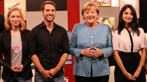 Lisa Sophie, Mirko Drotschmann und Ischtar Isik mit Merkel