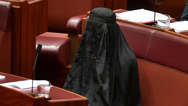 Pauline Hanson mit Burka im Parlament