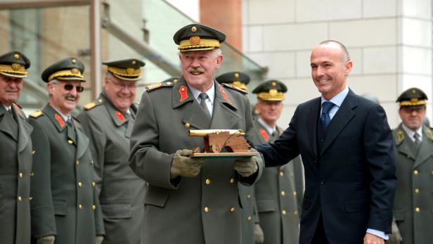 APA12017186 - 22032013 - WIEN - ÖSTERREICH: Der scheidende Generalstabschef Edmund Entacher (l.) mit seinem Abschiedsgeschenk und BM Gerald Klug im Rahmen der Verabschiedung Entachers mit militärischen Ehren am Freitag, 22. März 2013, in Wien. APA-FOTO: ROLAND SCHLAGER