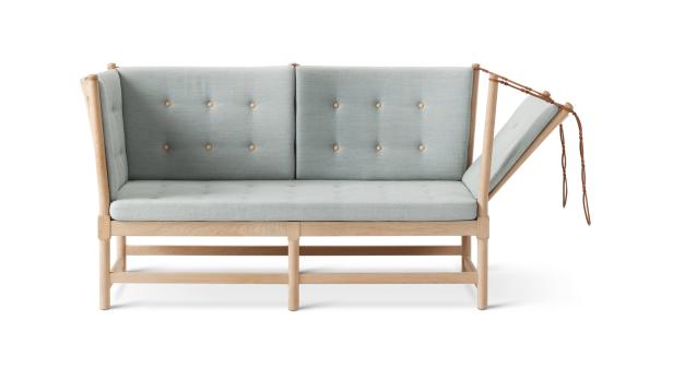 Heute ist das „Spoke-Back“ Sofa ein echter Designklassiker. Im Entwurfsjahr 1945 war die Konstruktion ihrer Zeit jedoch voraus: Erst 1962 ging der Hybrid aus Daybed und Chaise Longue in Produktion. Von Fredericia Furniture in verschiedenen Ausführungen ab € 7782,– bei Einrichtungshaus Scheicher, Neutorstraße 28, 5020 Salzburg. Tel. 0662/84 53 13