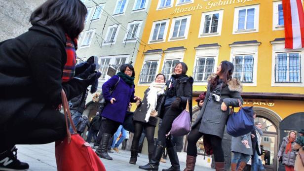 Erste Adresse für Touristen in Salzburg ist das Mozart-Geburtshaus. Täglich posieren dort Tausende für Fotos – so auch eine Gruppe aus Taiwan