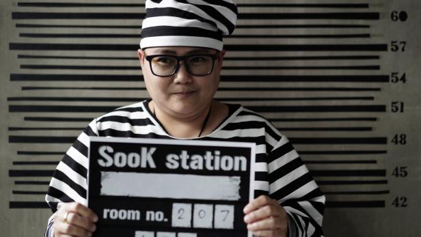 Fahndungsfoto und Häftlingsnummer statt Zimmerschlüssel