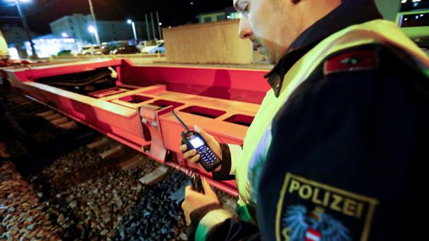 Ein Polizist kontrolliert in Steinach am Brenner den Zug aus Italien nach illegalen Migranten.