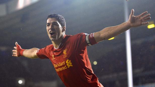 Luis Suárez jubelt mit ausgebreiteten Armen in einem roten Liverpool-Trikot.