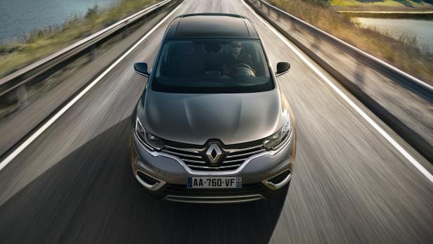 Ein grauer Renault Espace fährt auf einer Autobahn.