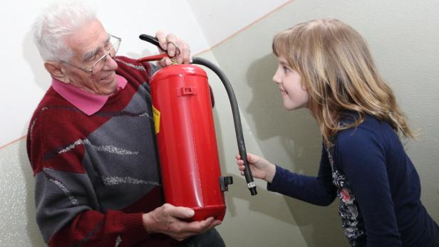 Hausmeister Felix Edelhofer, 86, löschte Brand bei Nachbarn, Steyr, OÖ. Enkeltochter Leonie Besendorfer entdeckte den Brand.