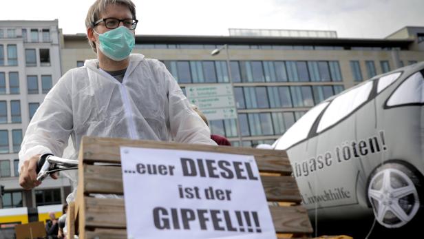 ABD0025_20170815 - ARCHIV - Ein Demonstrant hat am 02.08.2017 in Berlin, bei einer Aktion vor dem im Bundesverkehrsministerium anstehenden ÇDiesel-GipfelÈ, ein Plakat mit der Aufschrift ÇEuer Diesel ist der GipfelÈ an seinem Fahrrad befestigt. (Zu dpa &quot;Umwelthilfe: Beschlossene Diesel-Ma§nahmen senken Luftbelastung kaum&quot;) Foto: Kay Nietfeld/dpa +++(c) dpa - Bildfunk+++