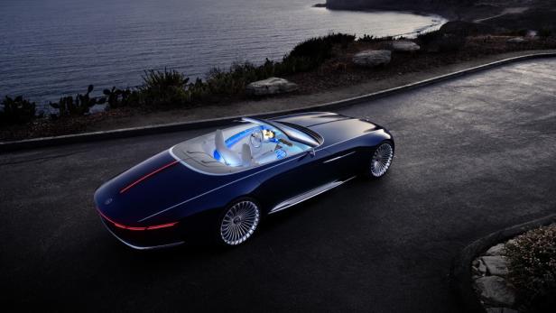 Ein dunkelblauer Mercedes-Benz Vision Maybach 6 Cabriolet steht an einer Küstenstraße.