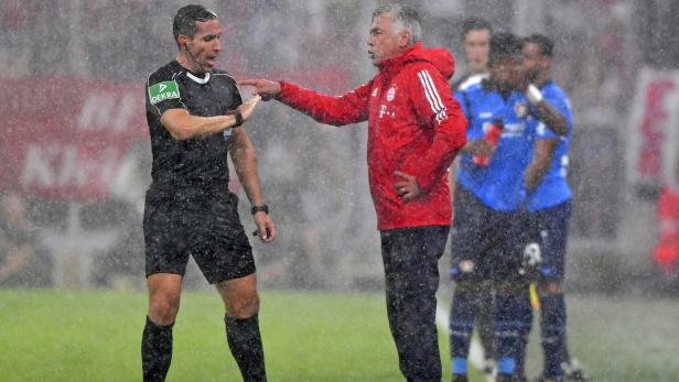 Im Auftaktspiel hatte Bayern-Coach Carlo Ancelotti (re.) wenig zu beanstanden.