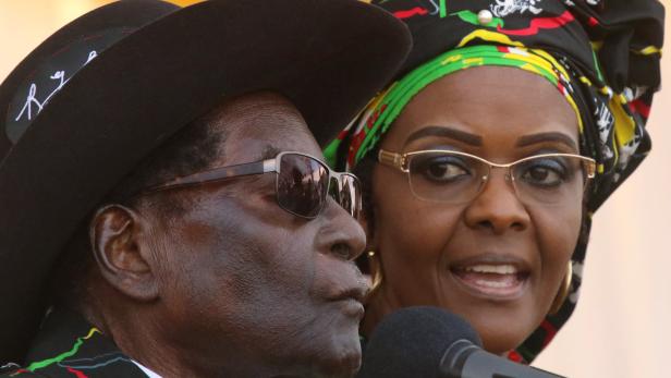 Simbabwes Machthaber Robert Mugabe und sein schillernde Frau Grace