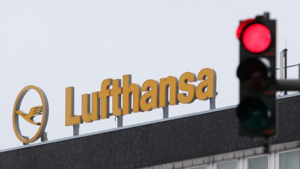 FILE GERMANY LABOUR AVIATION Lufthansa-Passagiere müssen sich erneut auf lange Wartezeiten und Flugausfälle einstellen.