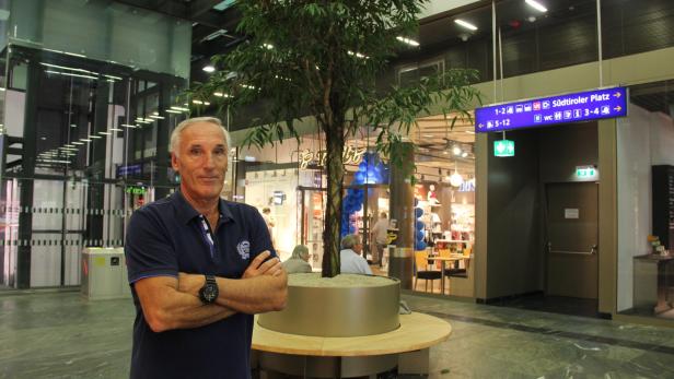 Mario Brumat vor dem neuen Ficus am Hauptbahnhof