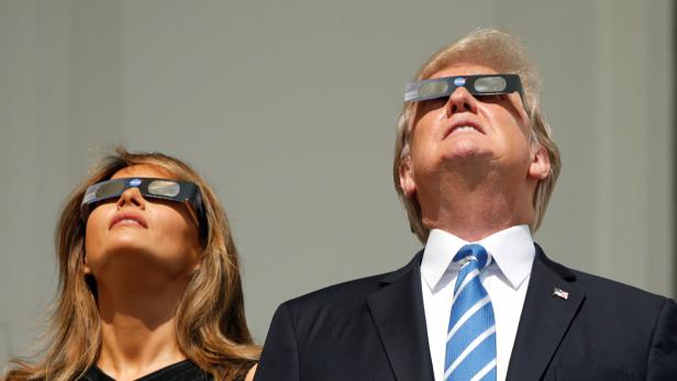 Donald und Melania Trump blicken in die Sonne