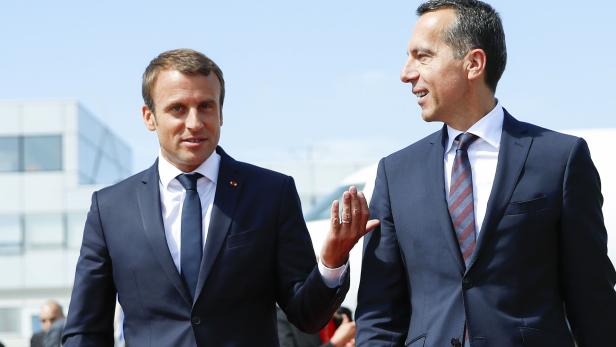 Diese Woche ging es für Emmanuel Macron beruflich nach Österreich. Bei der Ankunft am Salzburger Flughafen wurden er und seine Frau Brigitte von Christian Kern empfangen.
