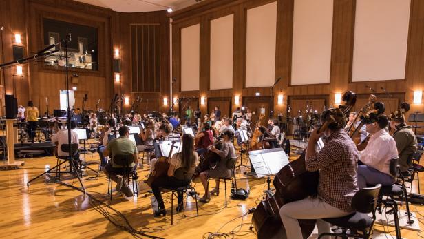 Das Orchester für die Filmmusikaufnahmen setzt sich jedes Mal aufs Neue aus einem Pool von 500 Musikern, die in Wien leben, zusammen
