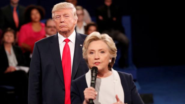 Donald Trump (l.) und Hillary Clinton bei einer Debatte in St. Louis, Missouri, Oktober 2016.