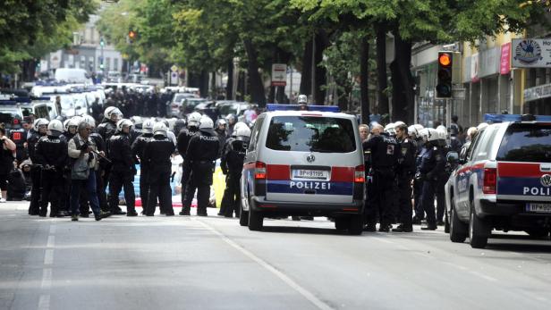 Polizeieinsatz bei der Demonstration der Identitären Bewegung Österreichs am Samstag