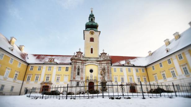 Das Stift Herzogenburg im Winter mit Schnee bedeckt.