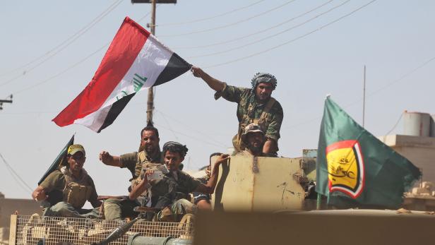 Schiitische Milizionäre schwenken die irakische Flagge in Tal Afar