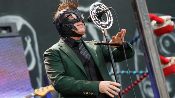 Maynard James Keenan verstreckte sich beim Nova Rock hinter einer Maske.