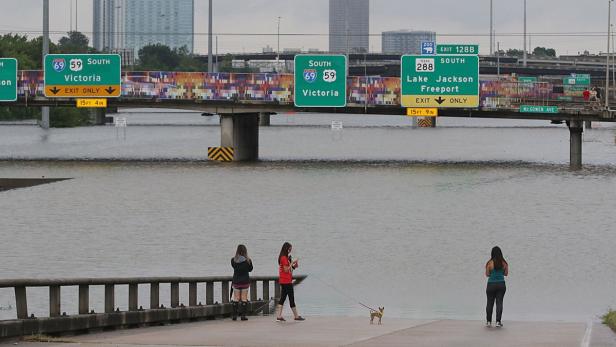 Überflutete Straßen, geschlossene Flughäfen und evakuierte Krankenhäuser - Sturm &quot;Harvey&quot; hat die texanische Millionenmetropole Houston ins Chaos gestürzt.