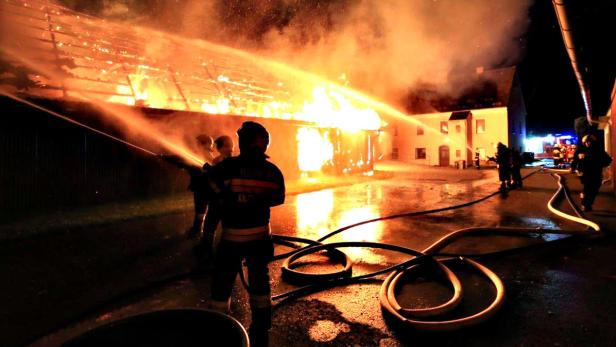 Sieben Wehren dämmten den Brand des Wirtschaftsgebäudes ein.