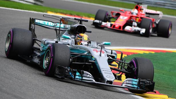 Lewis Hamilton spürt den Atem von Sebastian Vettel im Nacken.