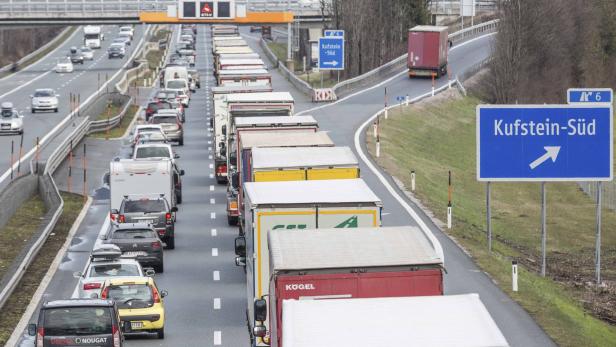 Neben der Mautpflicht umfahren viele Fahrzeuglenker in Kufstein die Staus infolge der Grenzkontrolle