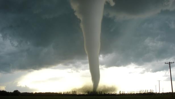 Tornado: Die Windgeschwindigkeit beträgt bis zu 500 km/h. Mediennutzung reduziert Verletzungsrisiko.