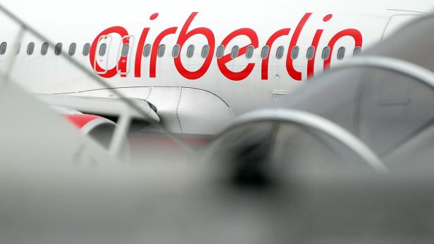 Ein Flugzeug von Air Berlin auf dem in roten Buchsteben Air Berlin steht