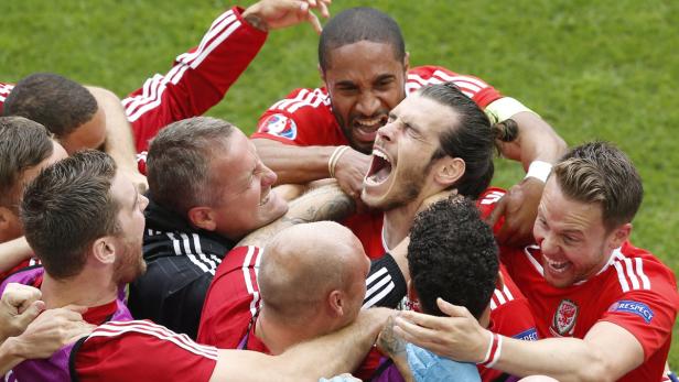 Gareth Bale (Mi.) ließ sich nach seinem Führungstreffer feiern.