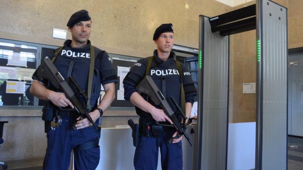 Großaufgebot der Polizei vor dem Prozess in Krems