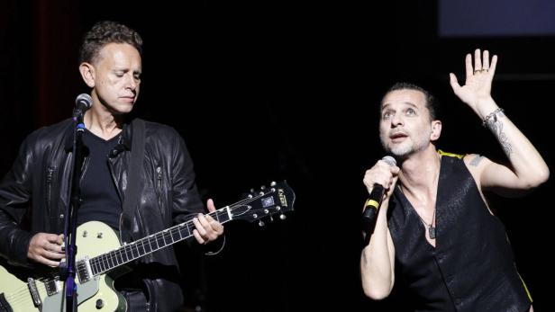 Dave Gahan (R) and Martin Gore of British band Depeche Mode perform &quot;Reach out and touch me&quot; during the 7th Annual MusiCares MAP Fund Benefit concert in Los Angeles May 6, 2011. REUTERS/Mario Anzuoni (UNITED STATES - Tags: ENTERTAINMENT)