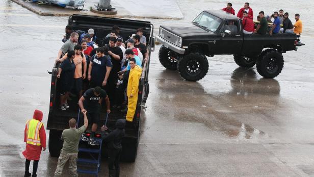 Rettungskräfte und Freiwillige helfen den Einwohnern von Houston aus den Gefahrengebieten.